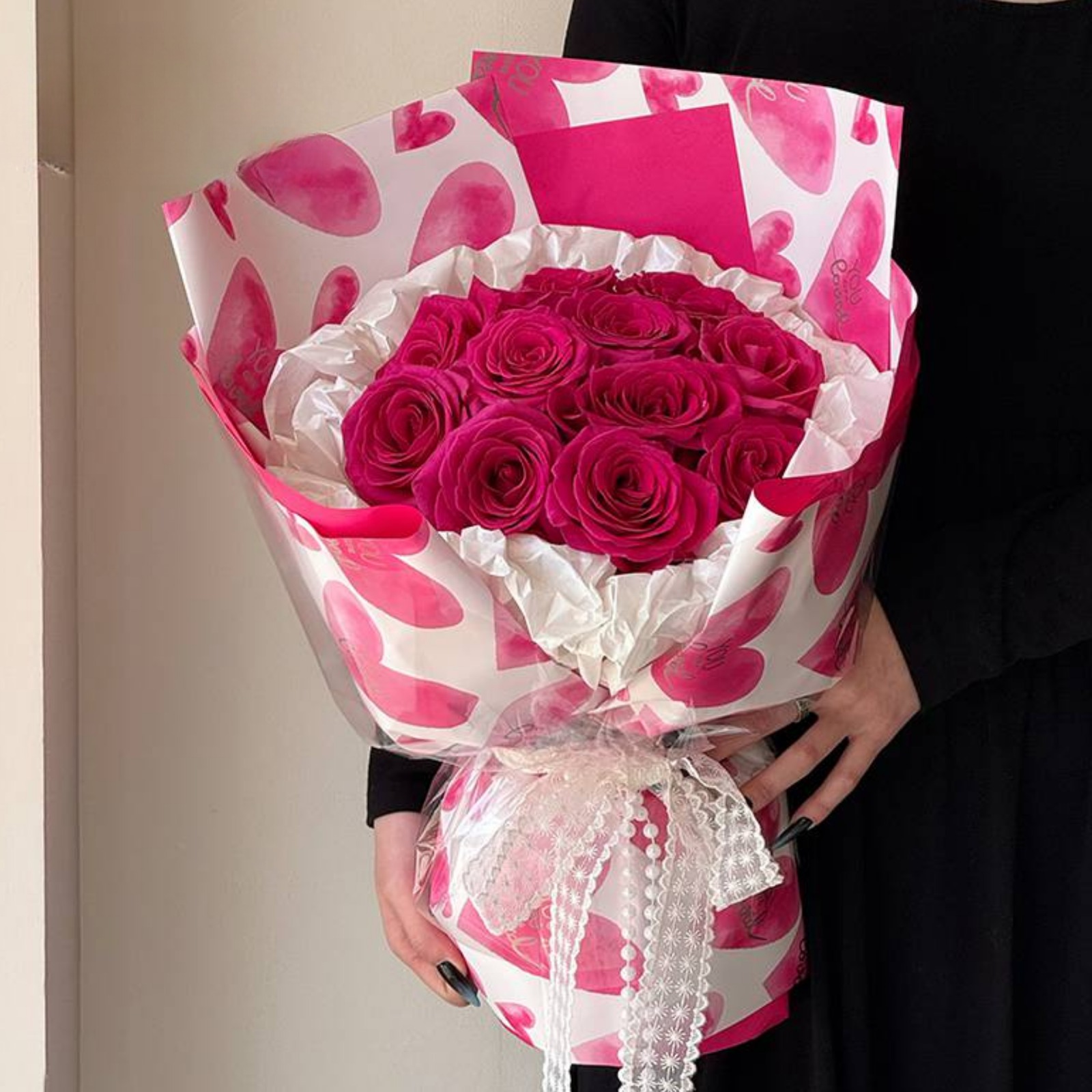 Buquê de rosas pink em embalagem estampada