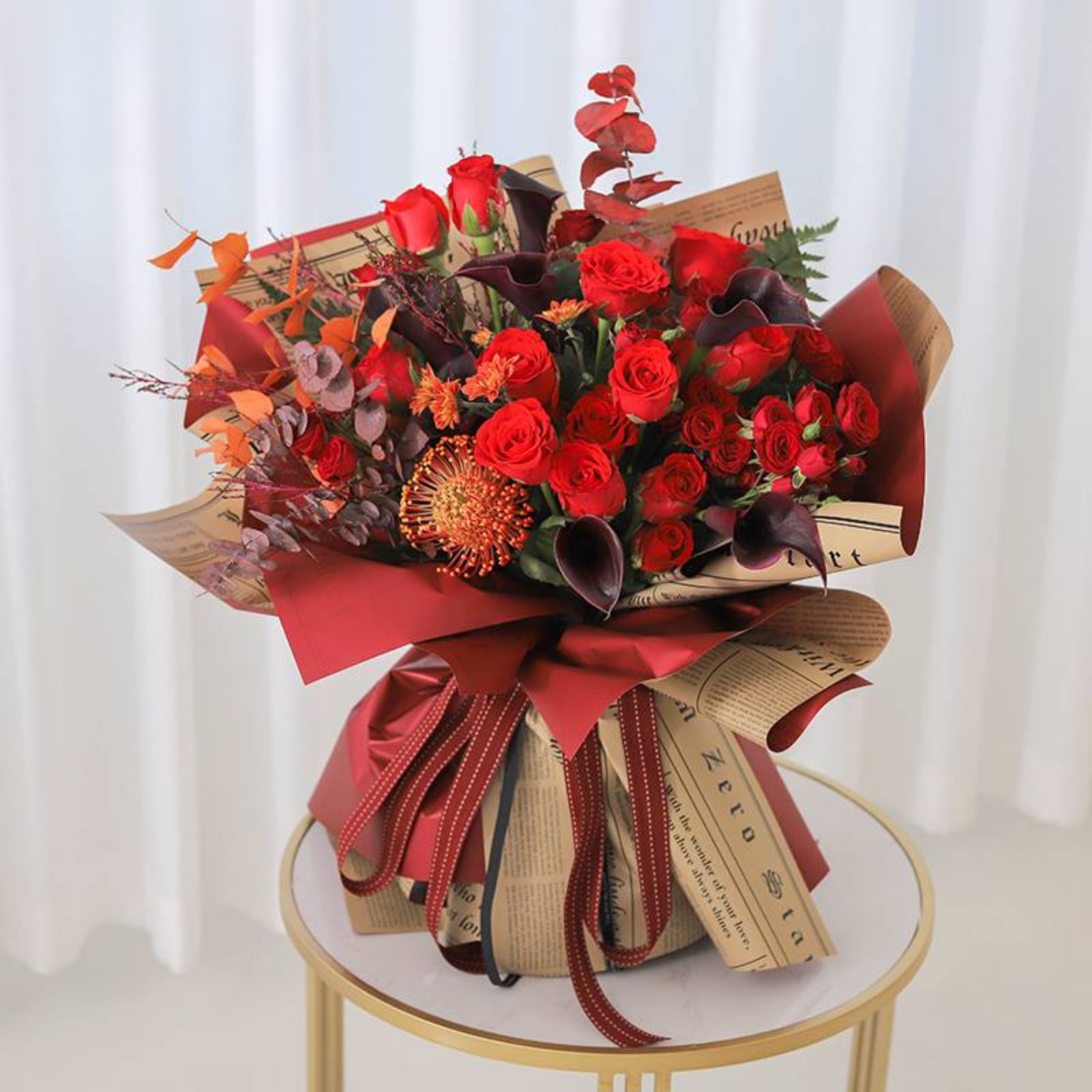 Arranjo de rosas vermelhas com embalagem estampada